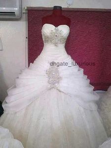 2022 Vintage arruffato un abito da sposa Cristalli a cuore a cuore Cristalli di perline Lunghezza da pavimento Abito da sposa Corse a pizzo