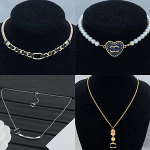 Womens Titanium Steel Designer Halsband Pendants Märke C-Letter Pendant 18K Guld Rostfritt stål Nackkedjor Choker Smycken Gåvor Personlighet CLAVICLE CHAIN ​​CHAIN ​​CHAVE