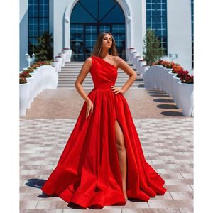 Sexiga röda aftonklänningar 2021 med Dubai Formella klänningar Party Prom Dress Arabic Middle East One Shoulder High Split Custom Made 0509