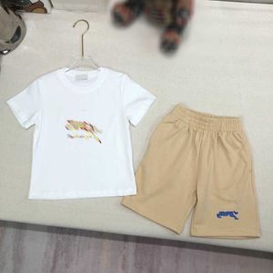 Бренд детские спортивные костюмы Summer Boys Set Set Set Kids Designer Designer Размер 100-150 см красочная футболка для рыцаря и шорты хаки 24 мая