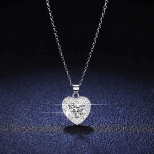 Hänghalsband Hoyon Real Mossanite Necklace 925 Silver Heart Shaped Pendant Womens Fashion Chain Lab Diamond Pendant Weddparty Jewelry J240508