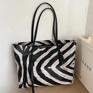 Bolsas de ombro Bolsa de grande capacidade de feminina 2024 Moda Casual PU textura Zebra Pattern Giraffe Bolsas