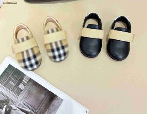 Nya småbarnskor Högkvalitativa babyskor Storlek 20-25 Boxförpackning Multi Color Striped Cross Design Spädbarn Walking Shoes 24 May