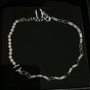 Boutique collana di rinestina in bianco e nero collane di design di alta qualità lettera di marca lettera di moda a pendant womens girocollo girocollo regalo natalizio