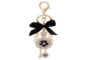 Härlig söt Bow Pearl Flower Parfym Bottle Keychains New Fashion Ins Luxury Designer Diamond Rhinestone Bag Charms Keychains Tass8003403