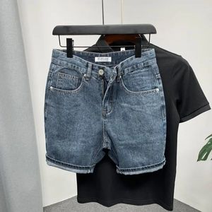 Sommer einfach und modische Streetwear Blue Luxury Herren -Kleidungsdesigner Slim Freund gewaschene Jeans mit zerrissenem Streetwear 240509