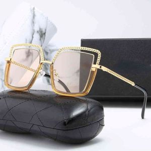 Lyxdesigner kvinnors solglasögon berömda varumärke 2022 Nya lyxiga strandsolglasögon med UV -skydd Y220802 344R