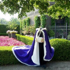 Hochzeitskleider Victorian Bridal Cape Navy Blue Elfenbein Satin mit Pelz -Trimm Hochzeit Umhang für Winter 280r