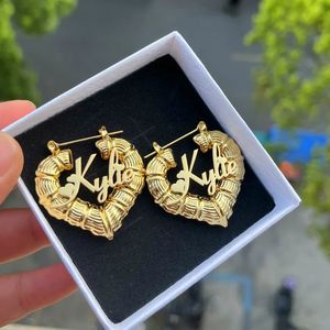 Duoying Custom Name Серьги с формой сердца персонализированные 30 -мм бамбуковые обручи, снесенные с серьгами для девочек.