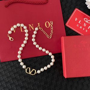 Brand Designer Luxury 18k Gold Plated Necklace With High Quality Jewelry Long Chain Letter Pendant Necklace Fashionable Charm Womens High Quality Necklace Box