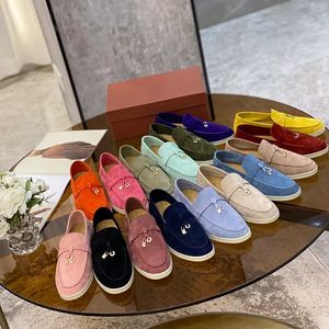 LP Suede Flat Shoes Woman على النساء المتسكعون قفل المعادن تزيين جولة إصبع القدم البغال المسطحة أحذية غير رسمية Summer Ladies Shoes Whitedres Designer أحذية أحذية