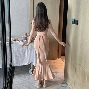 Grundläggande casual klänningar mexzt elegant midi klänning kvinnor sexig v nackbandage en linje klänningar vintage solid lång lång skinny trumpet sjöjungfrun vestidos ny y240509