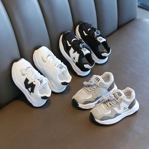 Sneakers 2022 Autumn Baby Shoes 1-9 år gammal mjuk sula för pojkar och flickor läder koreansk utgåva sporttrend 3 h240510