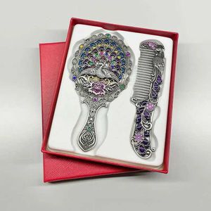 Kompakta speglar Makeup Mirror Comb Set med presentförpackning Europeisk vintage Peacock Butterfly Hand Makeup Frame Pocket Lämplig för flickor Q240509