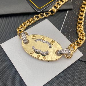 Lyxig 18K guldpläterad halsbandsvarumärkesdesigner designer lyxiga halsband för charmiga kvinnor högkvalitativa diamant inlagda halsband med lådor utsökta gåvor