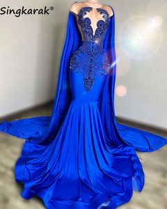NEU 2024 Royal Blue Diamonds Meerjungfrau Prom mit Cape Glitter Perlenkristall -Strass -Kleid für Black Girls Party Kleid