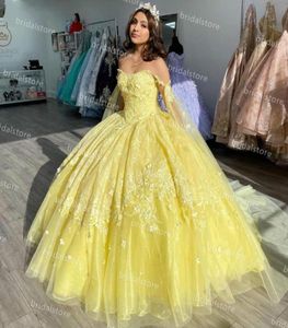 Eleganti abiti da quinceanera giallo con fiori fatti a mano con spalline abito a palla senza spalline tulle in pizzo dolce da 16 abiti abiti da seconda festa SK5220057