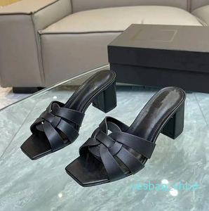 Perfekt lyxvarumärke Kvinna Sandal tjock häl utomhus strandskor hyllning platta sandaler nu pieds kalvläder sandaler