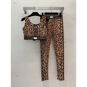 Kadınların eşofmanları marka spor giyim tasarımcısı leopar baskı yoga seti 2pcs moda logosu bahar u yaka yelek tayt tozluk pantolonlar Mayıs 09