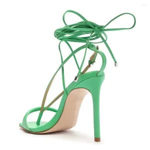 Scarpe eleganti 2024 semplici sandali a filo a nastro sottile sandali da donna estate con tacchi alla caviglia per cinghiale per la caviglia per cinghiale per cinghia