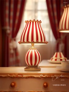 Lampy stołowe American Circus Red Striped Vintage Sypialnia Bedside Designer Badanie Dekoracja Dekoracja