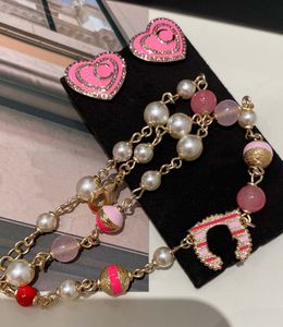 Jóias de designer pendente de charme de qualidade de qualidade de luxo com miçangas de pérolas rosa e brancas estilo de esmalte tem caixa de carimbo PS3643b