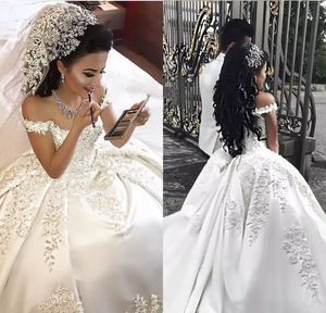 Arabisch Dubai Wunderschönes Ballkleid Brautkleider Perlen Spitzen Applikationen von der Schulter Lange Satin Prinzessin Brautkleider Court Zug 2024 Weißer Braut Vestido de Novia