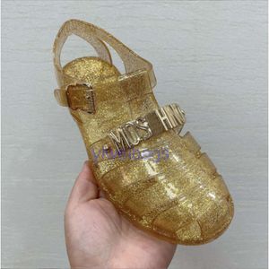 Projektanci kobiety sandałowe mos klasyczne gumowe kapcie galaretki na plażę płaskie buty swobodne buty mężczyźni metalowe alfabet kolory kolory zewnętrzne rzymskie buty
