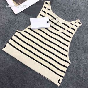 2024 Kadın Giysileri Deposu Top Kadın Tasarımcı Tişört Siyah Beyaz Mektup Yaz Kısa Kollu Bayanlar Giyim