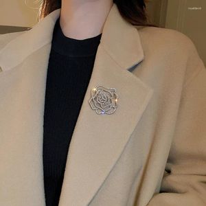Brosches Rhinestone Crystal Camellia Brosch Women's Suit Tie Clip 2024 Spring/Summer Luxury Italian Design Dress Pin Jewelry Set
