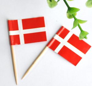 5000 sztuk duńsko -flagi typu flagi w formie bufetu kanapki z gastronomicznymi patyki na imprezę pokarmową Toppers Denmark Flag koktajl Kopinik Ząb Bilar drewniany stół 2547087