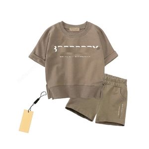 Barn sommardräkter baby pojkar grils kläder lila grönbrun sport set korta ärmar shorts kläder vit bomull t shirt byxor 2 st utomhuskläder brev tryckt