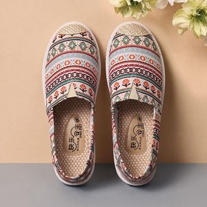 Sapatos casuais 2024 Summer Senhories Comfort Slip Bohemian Slip em feminino preguiçoso feminino Straps Straps Straviles