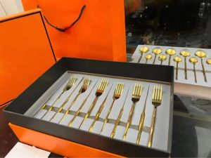 Set di stoviglie in oro del designer per sei cena, 24 coltelli, forchette e cucchiai, set di stoviglie in stile occidentale, set regalo del festival con scatola