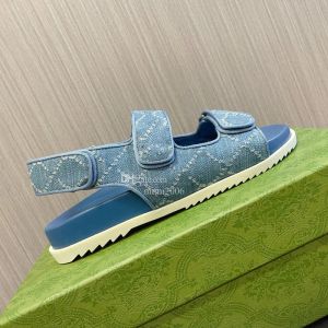 2024 New Designer feminino Sandals Sandals praia chinelos planos Luz de jeans de 2,0 cm de espessura script azul bordado no outono de noto