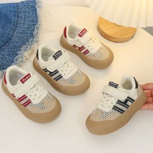 Sneakers baby andningsbara singel mesh skor ny typ av moralisk träning barn mjuka ensambrädskor för pojkar och flickor sportskor H240510