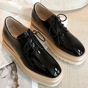 Sapatos casuais Sapatos femininos de couro genuíno de sola grossa plataforma de cunhada oxfords lazer macio confortável quadrado tênis punk