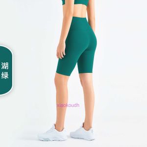 Lu Woman Yoga Sports Biker Hotty Hot Shorts rotulados no verão e calças de curling que parecem magro pêssego de cintura alta sem camiseta usando cinco partes para mulheres