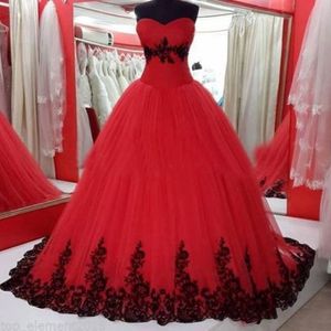 Neuankömmlinge Gothische Brautkleider geschwollener Ballkleid Rot und schwarze Spitzen Applikationen weiche Tüllbrautkleider benutzerdefinierte Partykleidung 273b