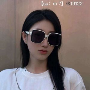 Fashionabla solglasögon för kvinnor med UV -koreansk version, trendigt ansiktsbantning, vita ramsolglasögon, sommarsolskydd, 2024 Ny modell