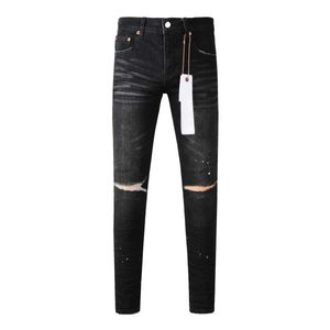 Mäns jeans Purple Roca-märke jeans är fashionabla och förstklassiga gata svart färg med en knivskuren hålreparation för låg stigning snäva denimbyxor Q240509