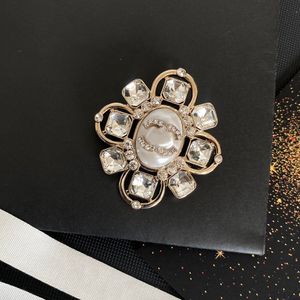 Broche de broche de luxo broches femininos 18K Letters de designer de metais de ouro de ouro Incluste Incluste Crystal Rhinestone Jewelry Pin Classics Wedding Party C270