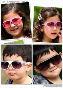 Solglasögon Hot Selling Cool Fashion Childrens för pojkar och flickor UV400 Google Protection Q240410
