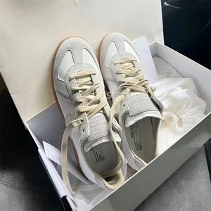 Margielas Sneaker Leather Mens Women Maisons Replic Shoes Casual Walk Loafer Hike Designer Luxurys Scarpe Run Run Black White Tennis Foam Runner Outdoor W3