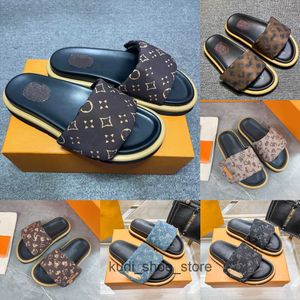 Sliders Designer Slippers Mulheres homens Piscina travesseiro Slides de moda estampas clássicas em relevo Mulas de conforto planas Sandálias de verão Black Fuchsia Gray Beach Shoes