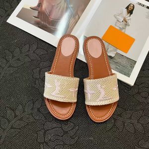 زلقات النعال للنساء صندل شهير مصمم القفل It Flat Mule Sandles Slide Sandal Summer Shake Shaps البغال براءات الاختراع من الجلد الصندل Flipflops أحذية 06