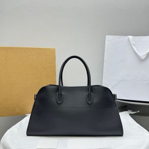 Il design minimalista della borsa combina praticità e senso della moda
