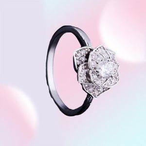 Pierścienie klastra Migga elegancka sześcienna cyrkonia Camellia Flower Pierścień dla kobiet biały złoty kolor kryształowy biżuteria 5015261