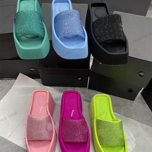 2024 Summer Womens Platform Sandaler Kvinnliga kilar Sandaler Höga klackar glider på mulor Fashion Ladies Bling Crystal Slipers Casual Shoes Bekväm tofflor