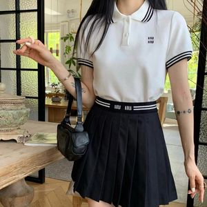 여성 2 피스 세트 Mumu New Polo Short Sleeved 상단 허리띠 편지 자수 대학 스타일 주름 스커트